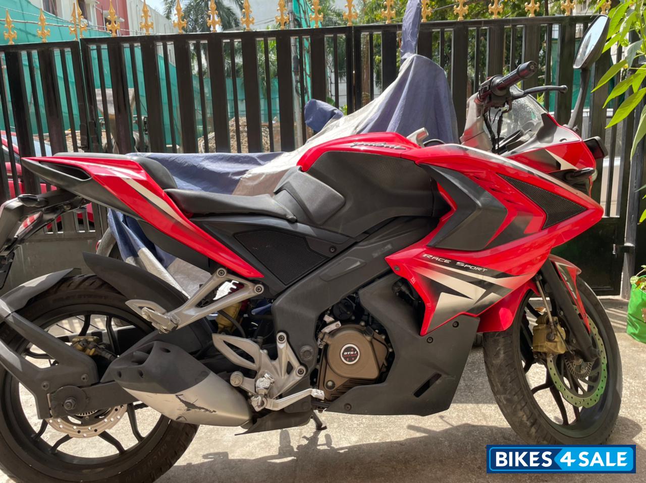 Red Bajaj Pulsar RS 200