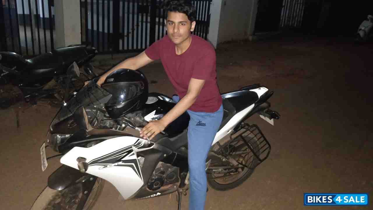 Black/white Honda CBR 150R