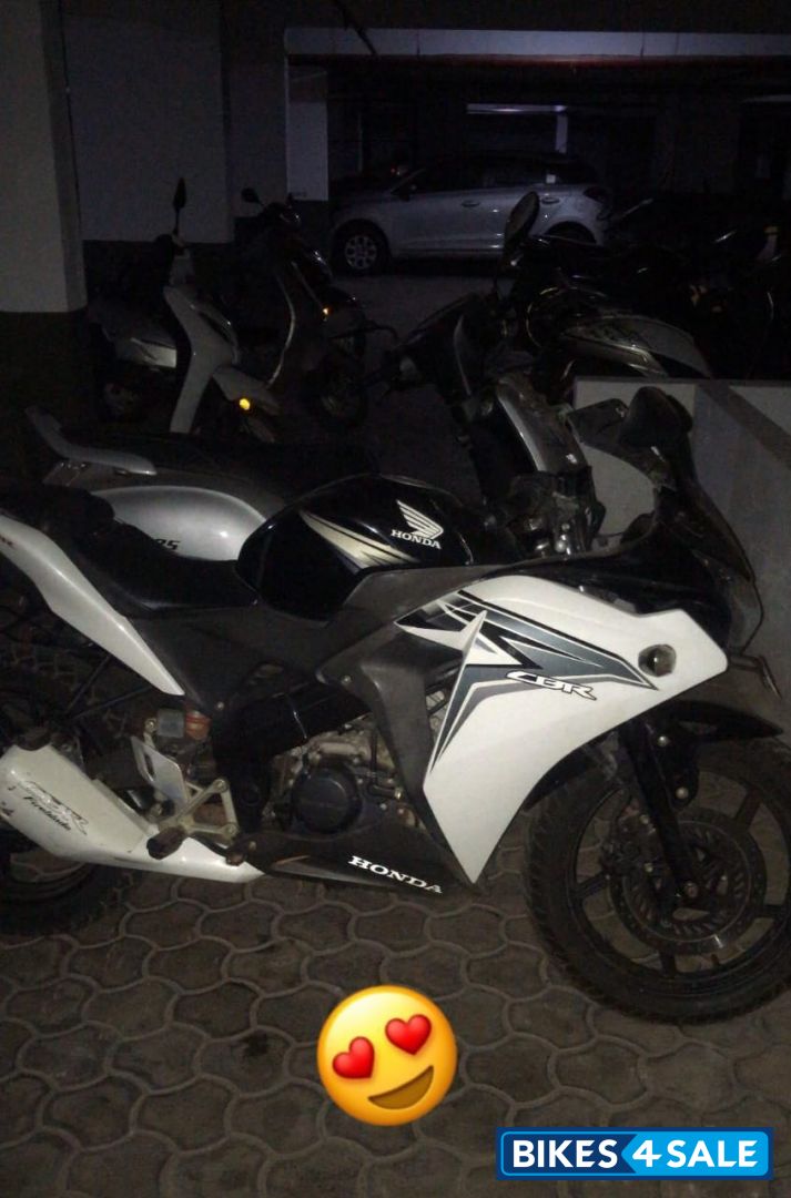Black/white Honda CBR 150R
