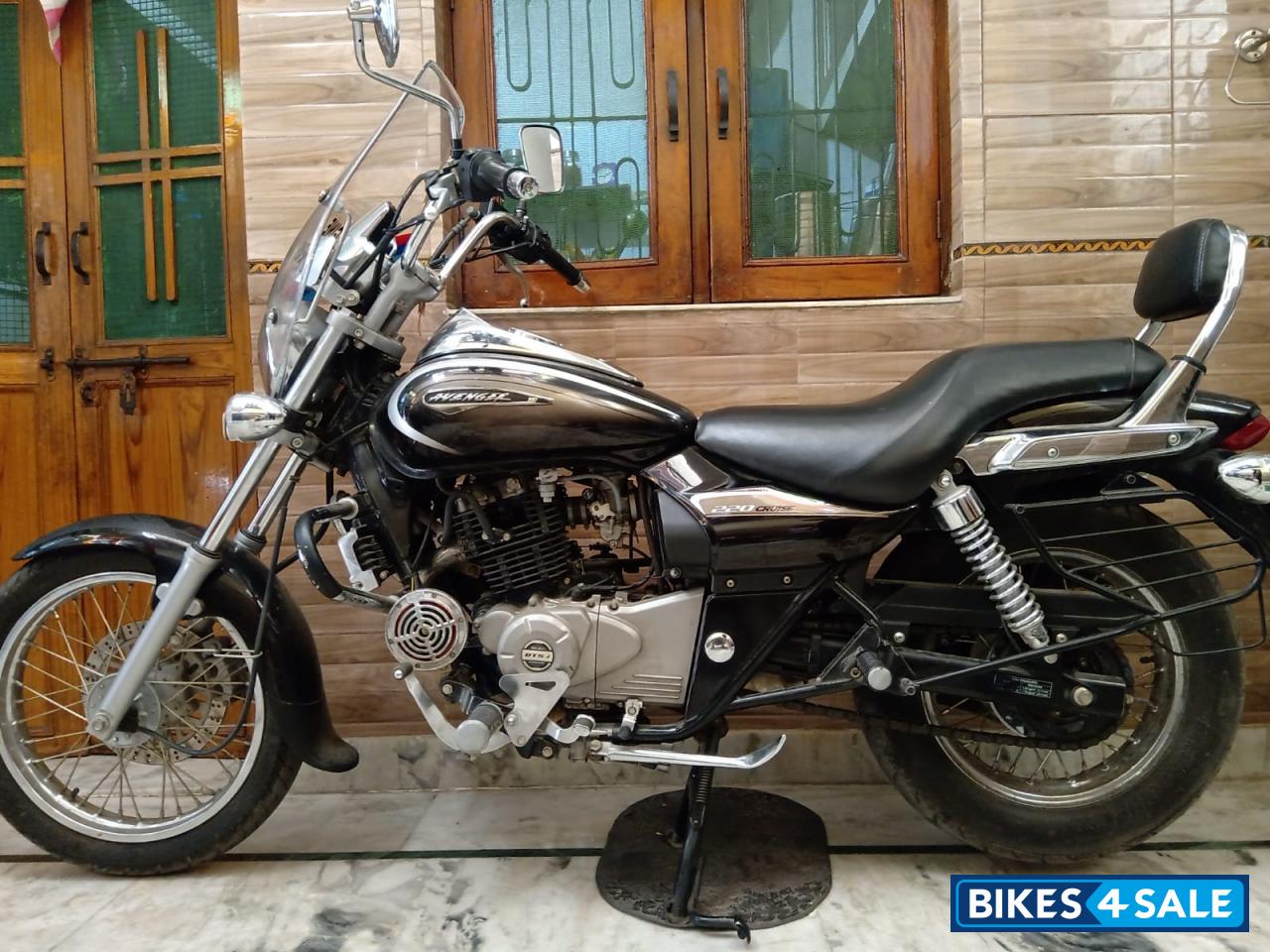 Black Bajaj Avenger Cruise 220 BS6