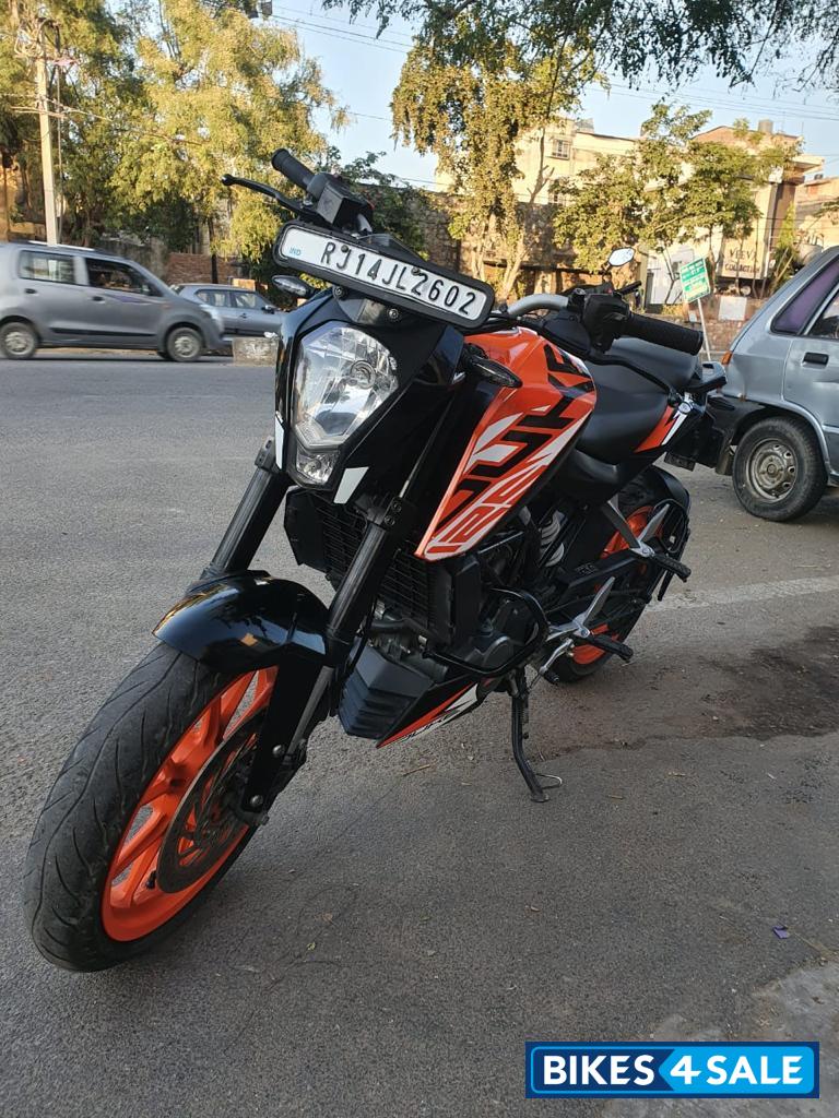 Orange KTM Duke 125
