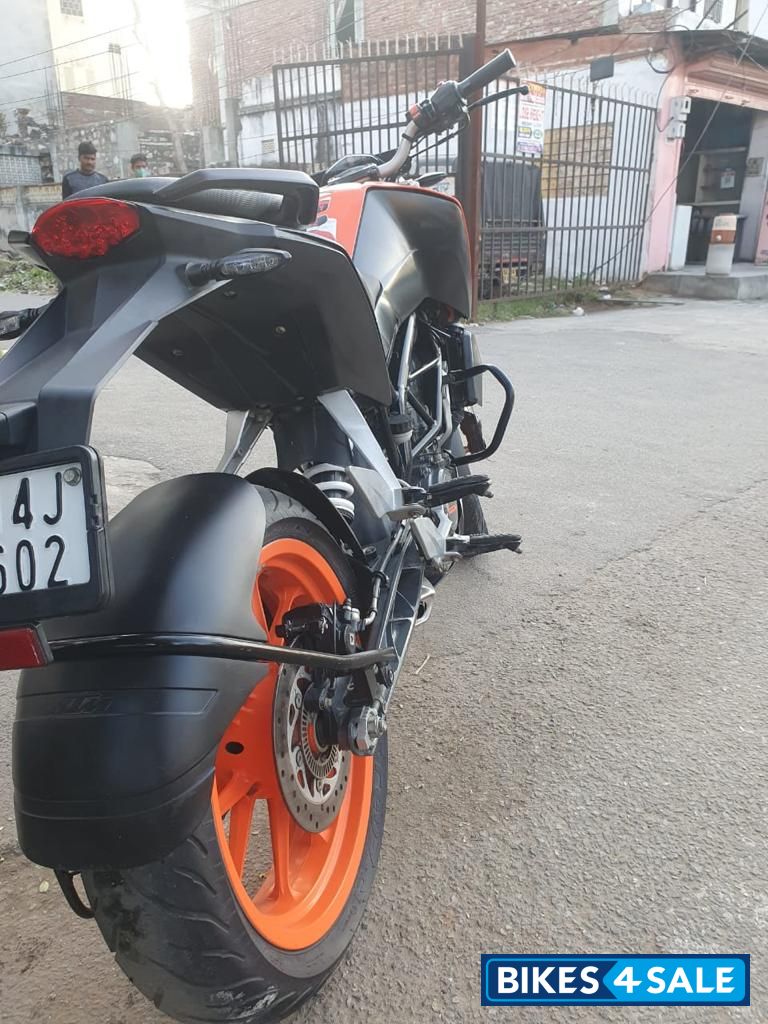 Orange KTM Duke 125