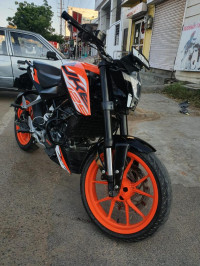 Orange KTM Duke 125