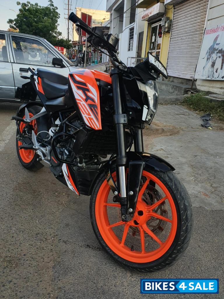 Orange KTM Duke 125