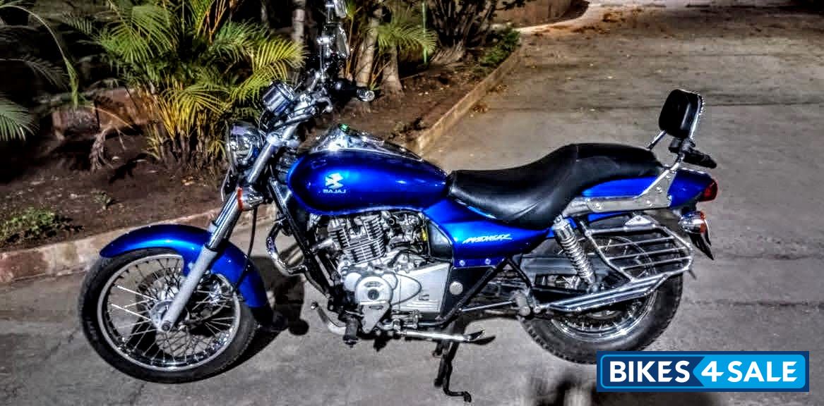 Blue Bajaj Avenger 180 DTS-i