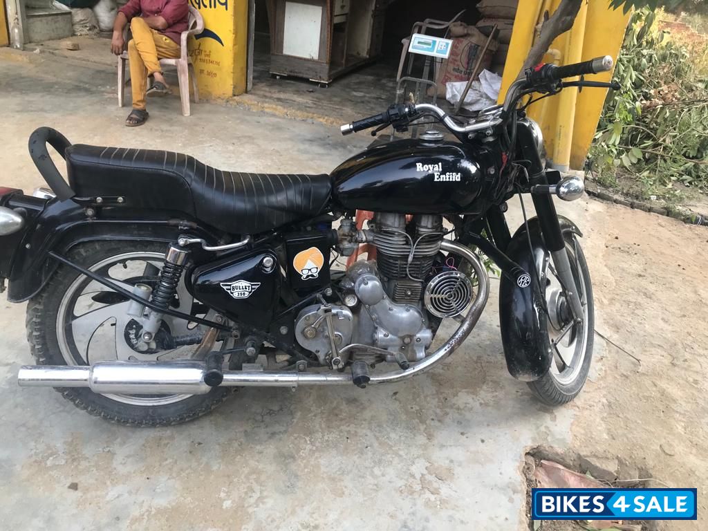 Black Royal Enfield Bullet 350