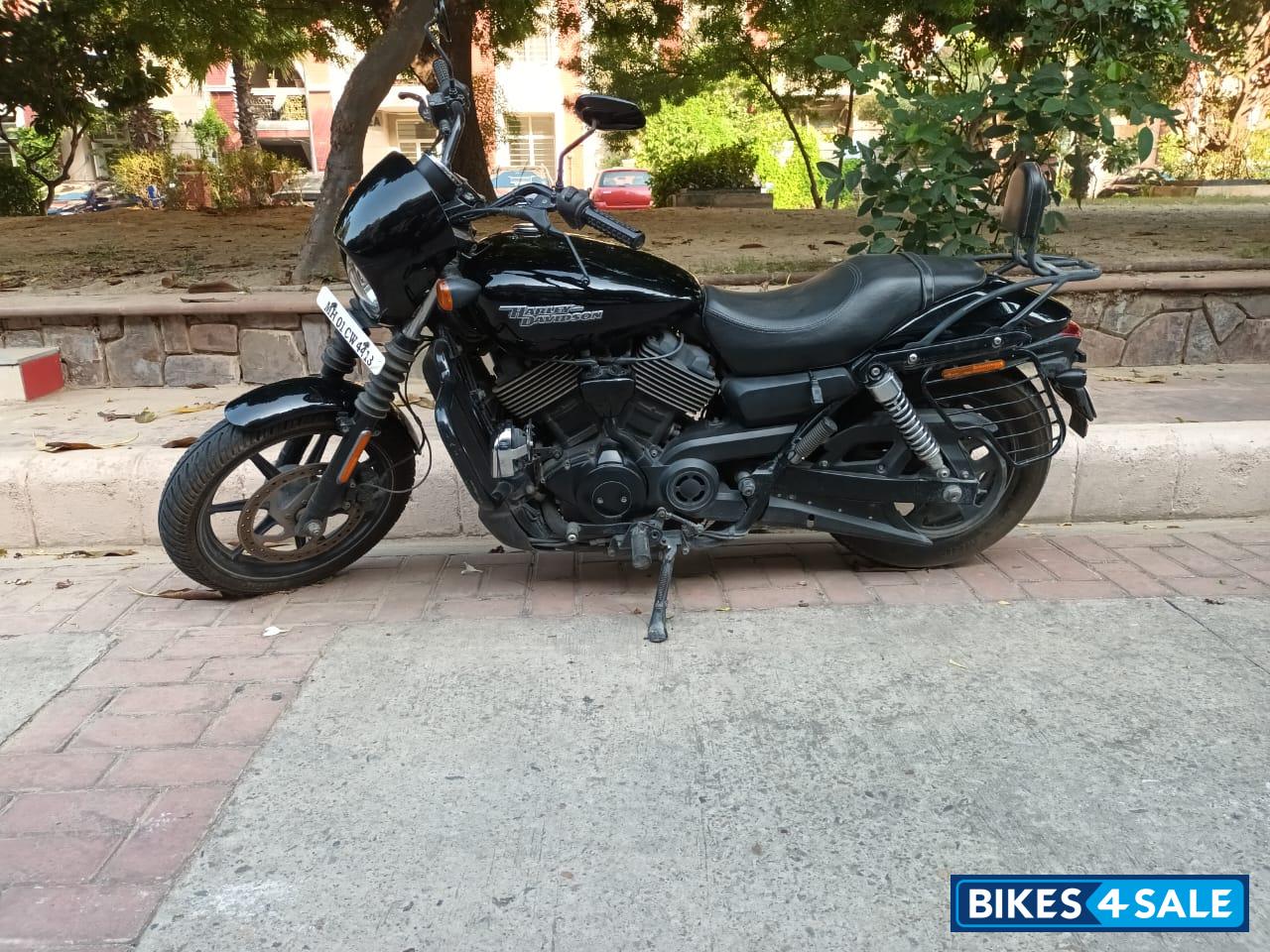 Black Harley Davidson Street 750