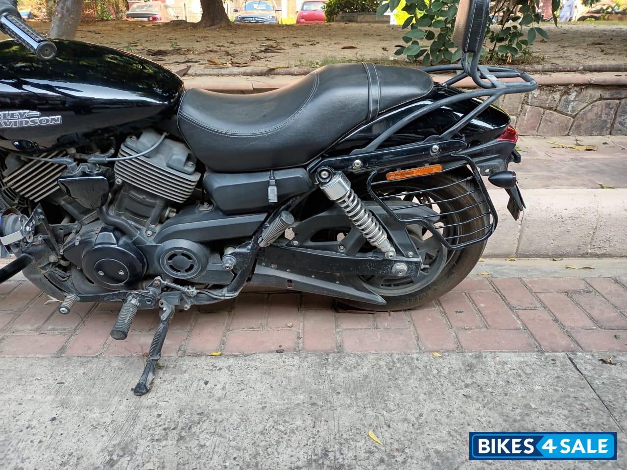 Black Harley Davidson Street 750