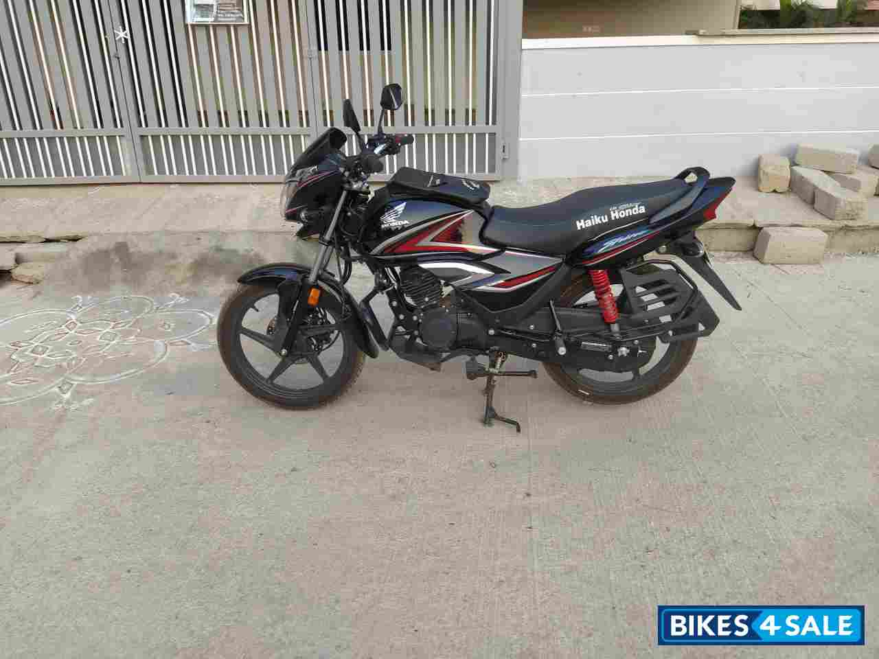 Black Honda Shine BS6