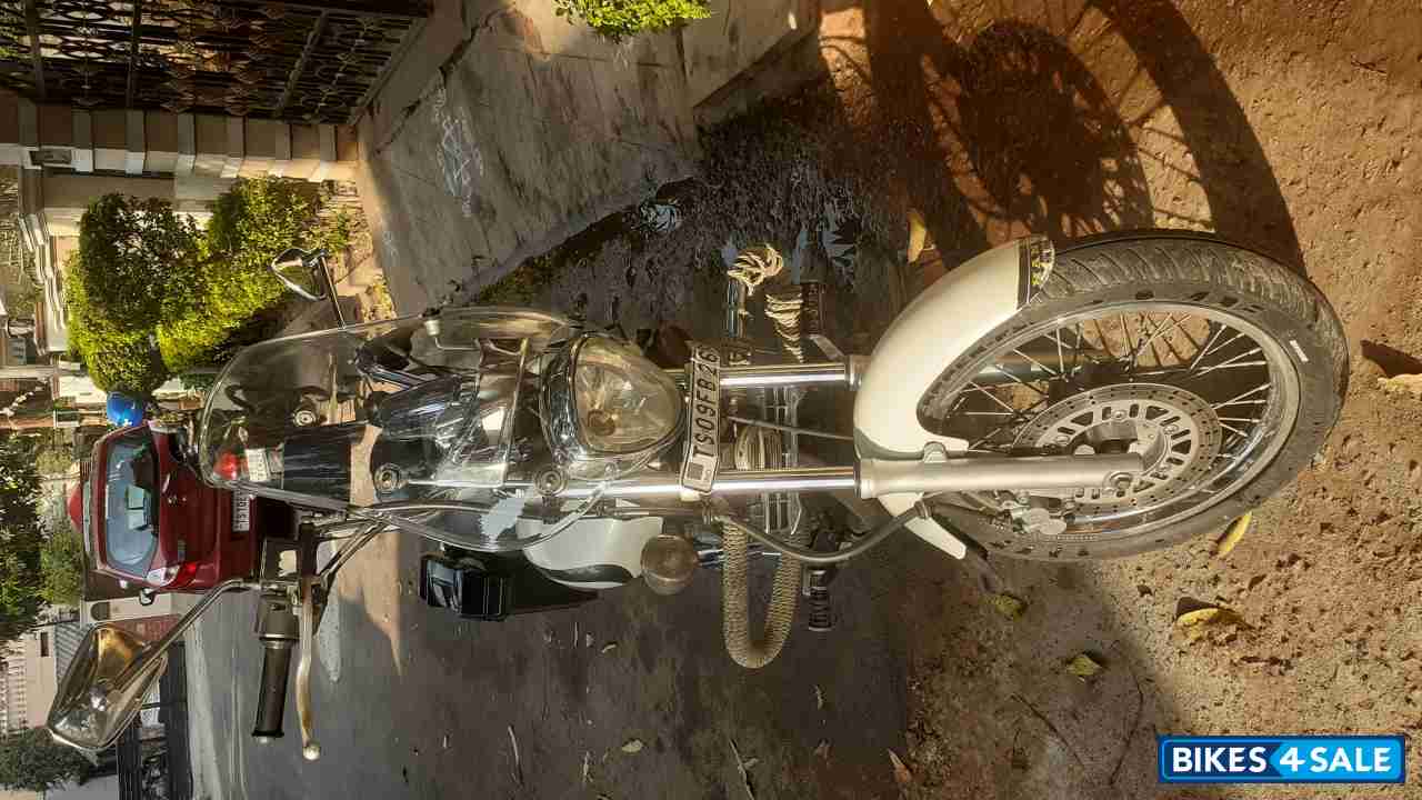 White Bajaj Avenger 220 DTS-i