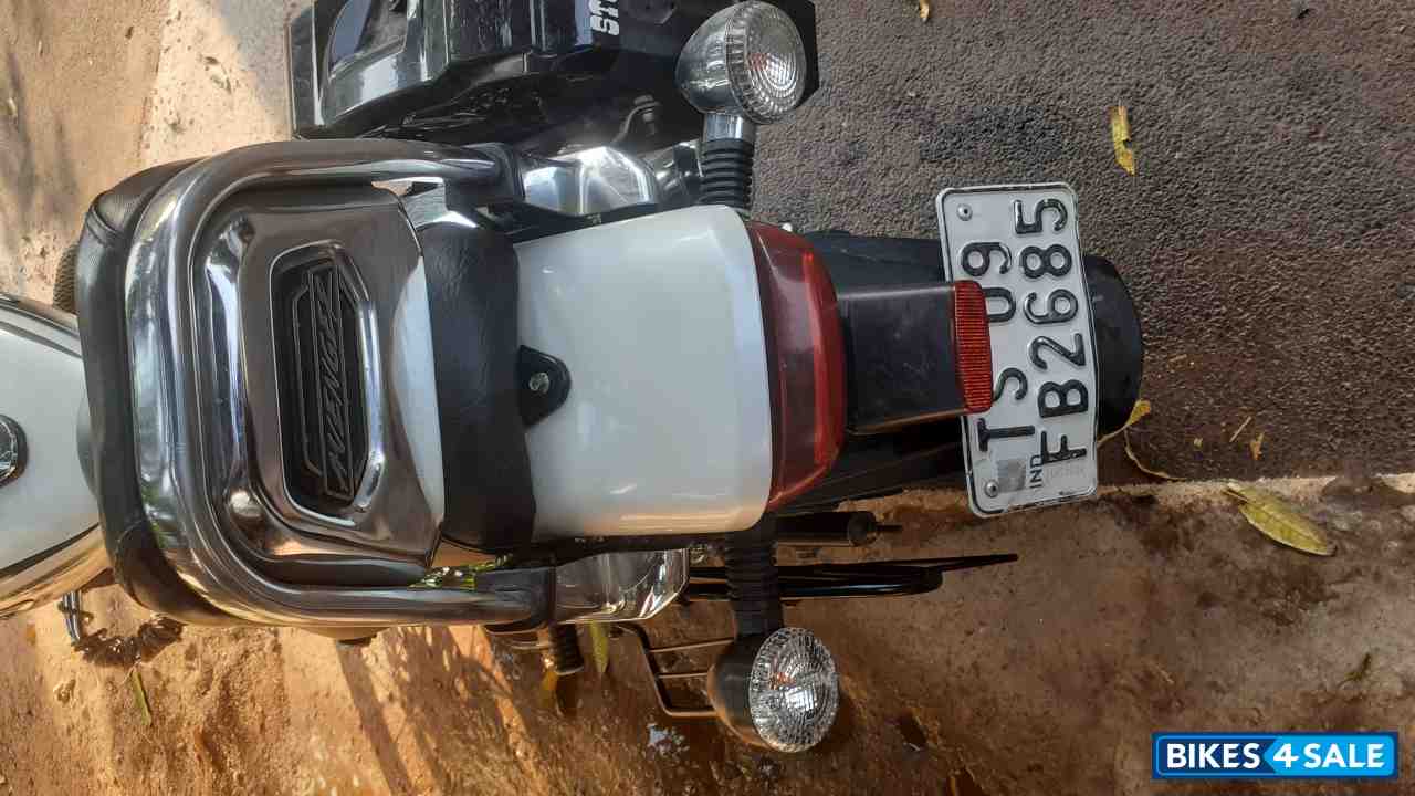 White Bajaj Avenger 220 DTS-i White Bajaj Avenger 220 DTS-i