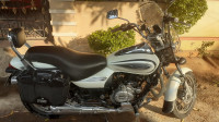 White Bajaj Avenger 220 DTS-i