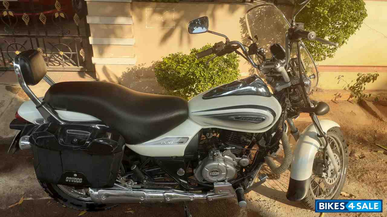 White Bajaj Avenger 220 DTS-i White Bajaj Avenger 220 DTS-i