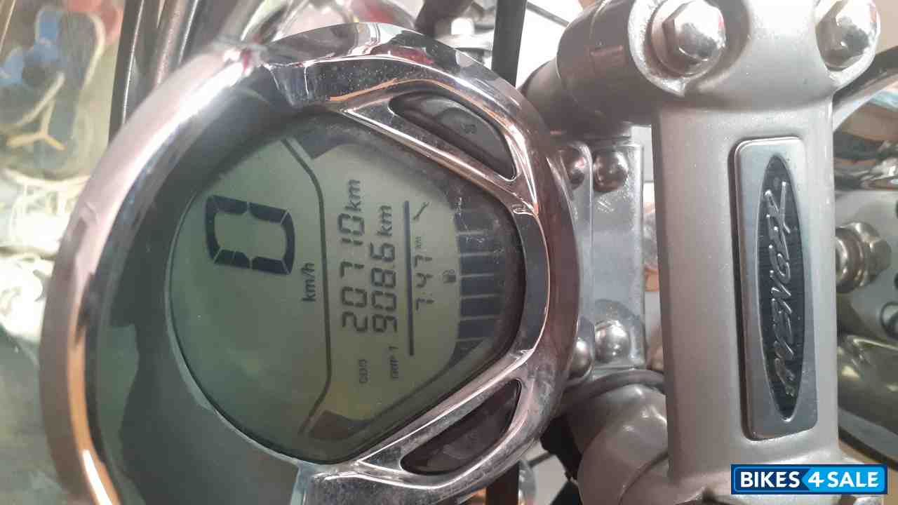 White Bajaj Avenger 220 DTS-i White Bajaj Avenger 220 DTS-i