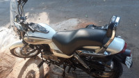 White Bajaj Avenger 220 DTS-i