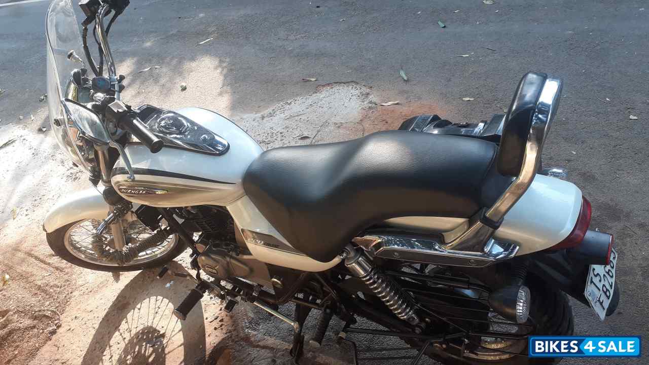 White Bajaj Avenger 220 DTS-i White Bajaj Avenger 220 DTS-i