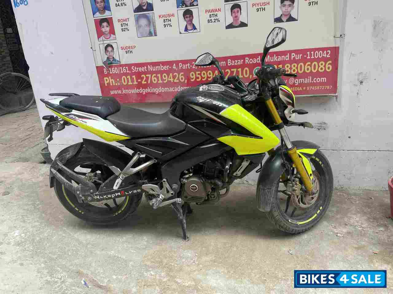 White Bajaj  Pulsar ns 200