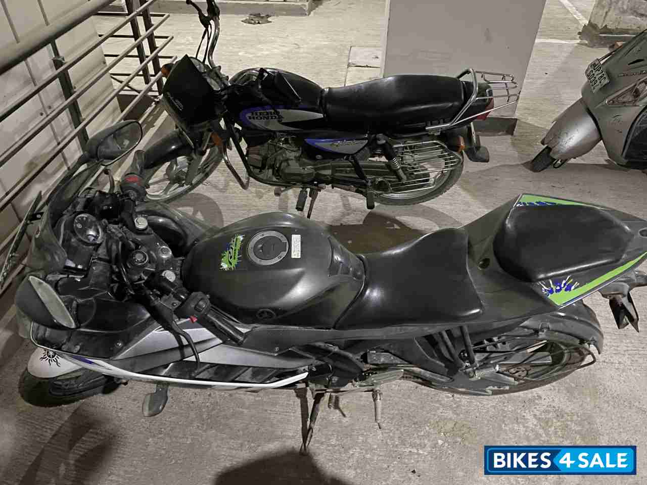 Grey / White Yamaha YZF R15 V2