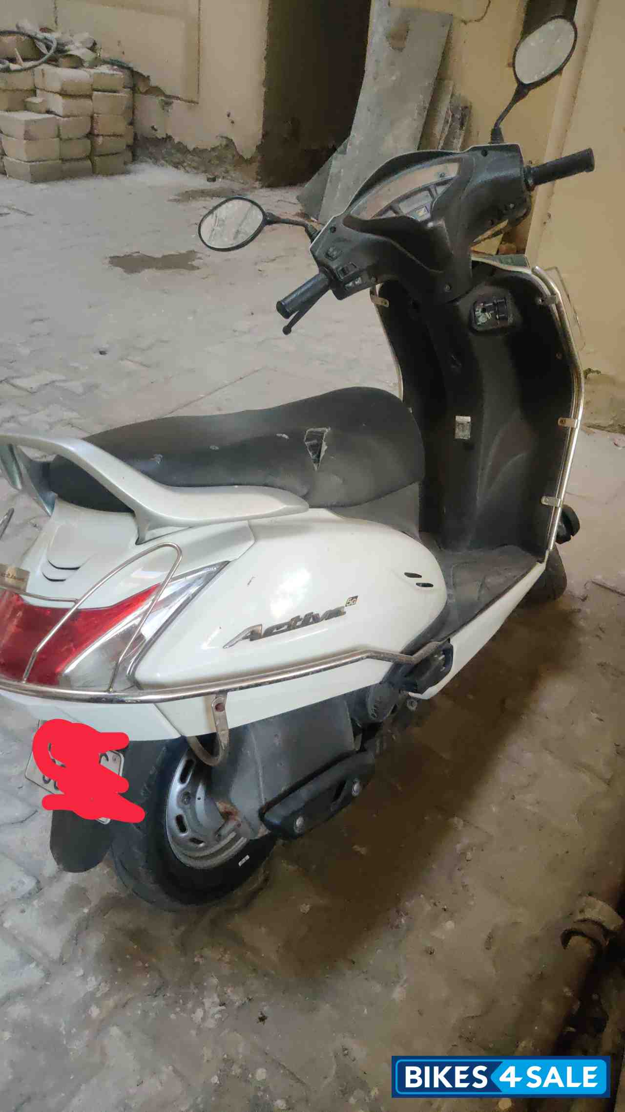 White Honda Activa 5G