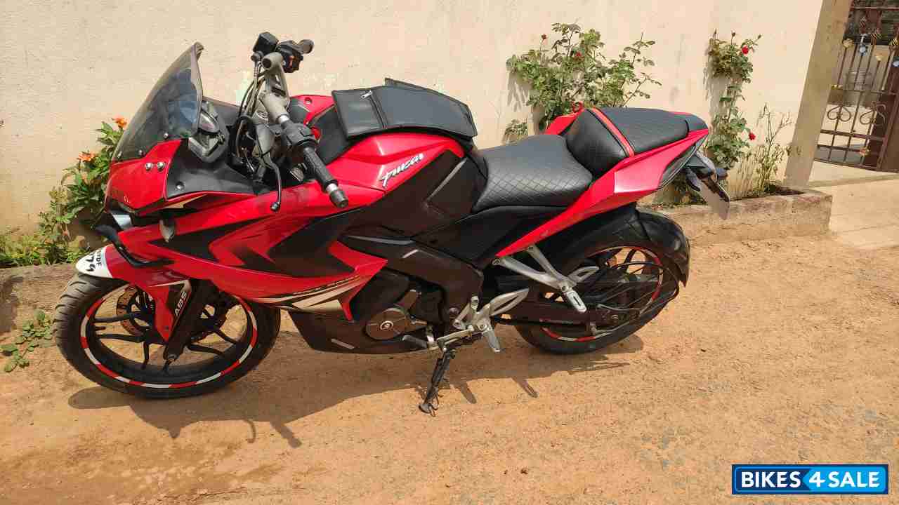 Bajaj Pulsar RS 200 ABS