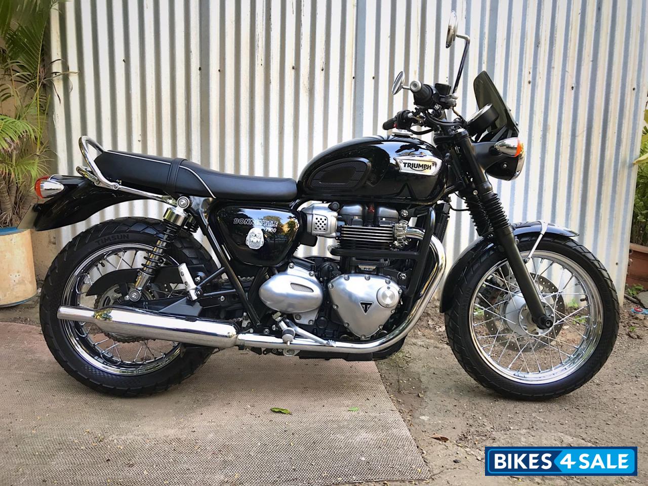 Black Triumph Bonneville T100