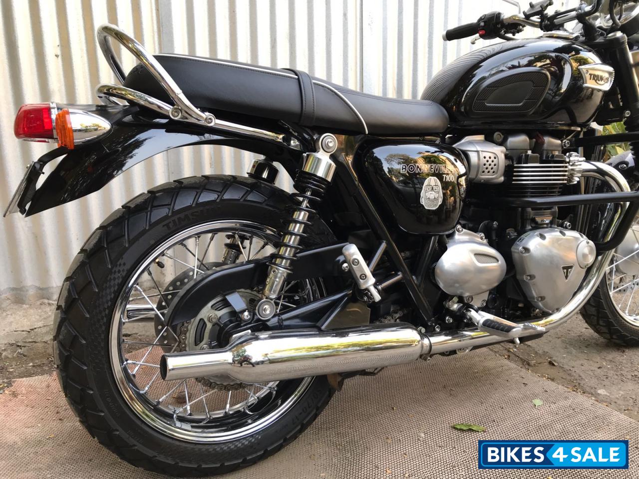 Black Triumph Bonneville T100