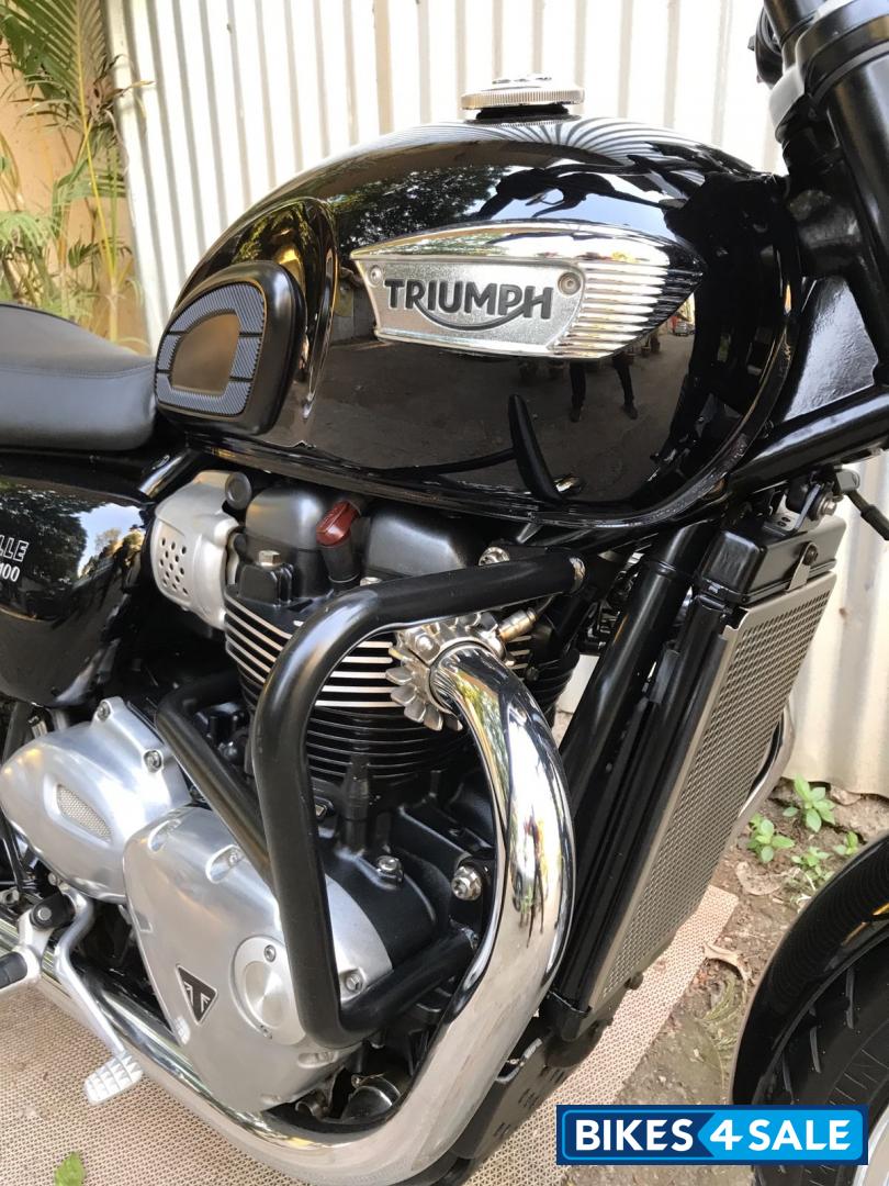 Black Triumph Bonneville T100