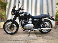 Black Triumph Bonneville T100