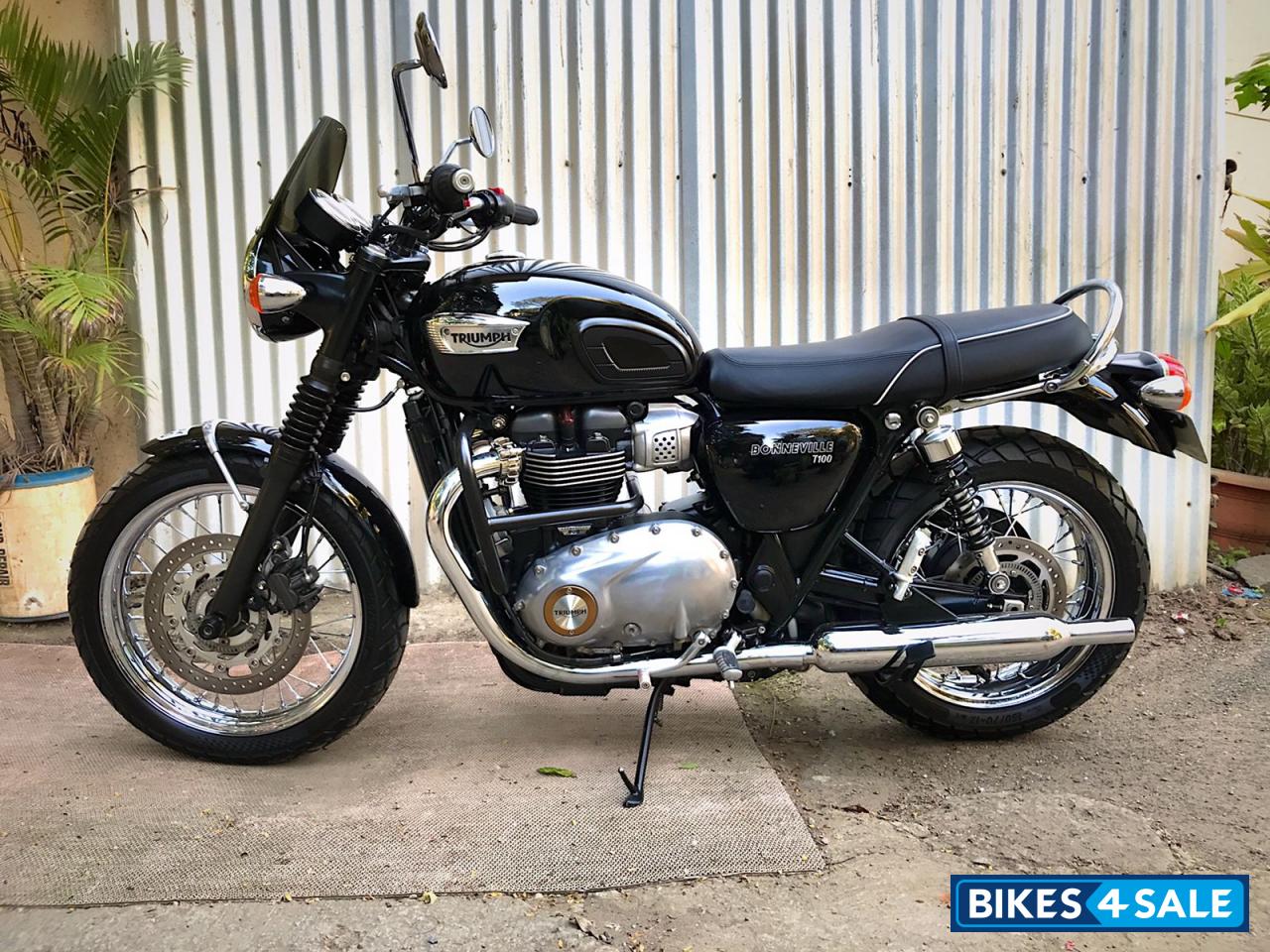 Black Triumph Bonneville T100