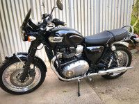 Black Triumph Bonneville T100