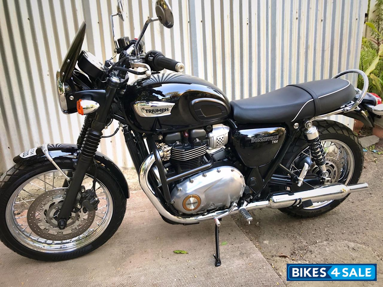 Black Triumph Bonneville T100