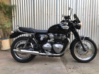 Black Triumph Bonneville T100