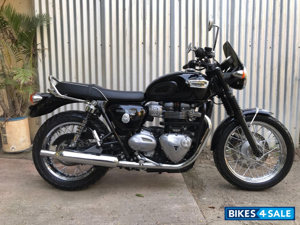 Black Triumph Bonneville T100