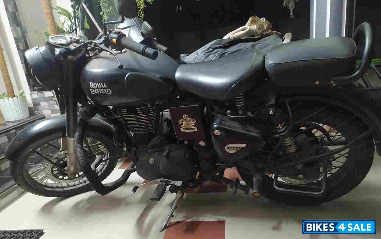 Royal Enfield Classic Stealth Black