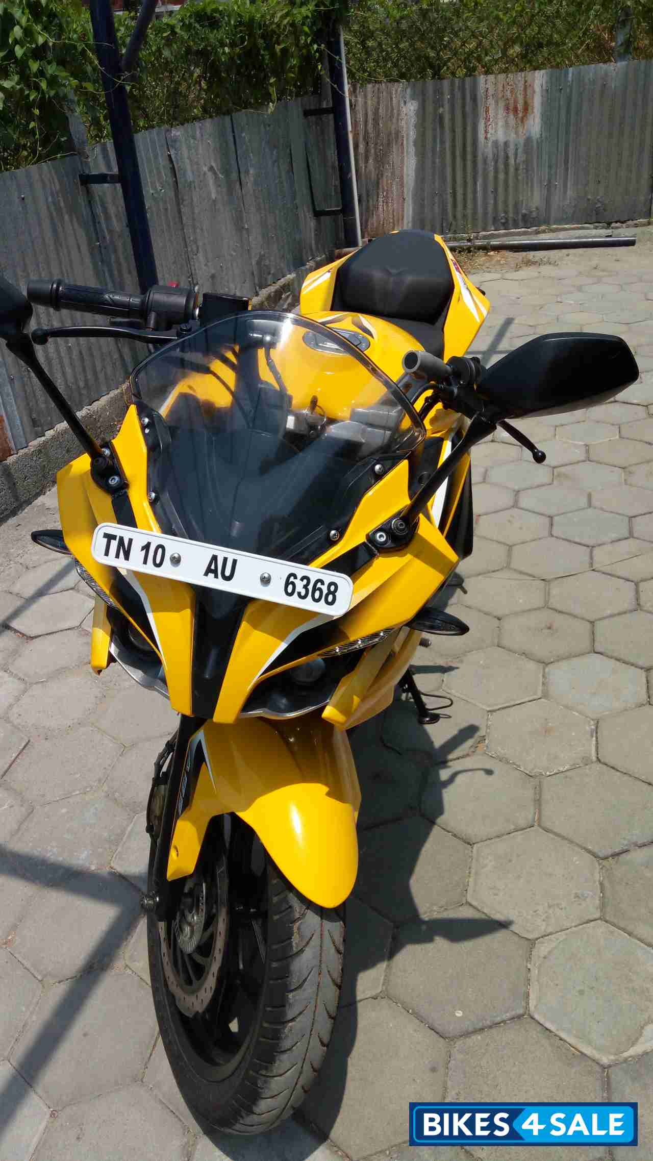 Yellow Bajaj Pulsar RS 200 ABS Yellow Bajaj Pulsar RS 200 ABS