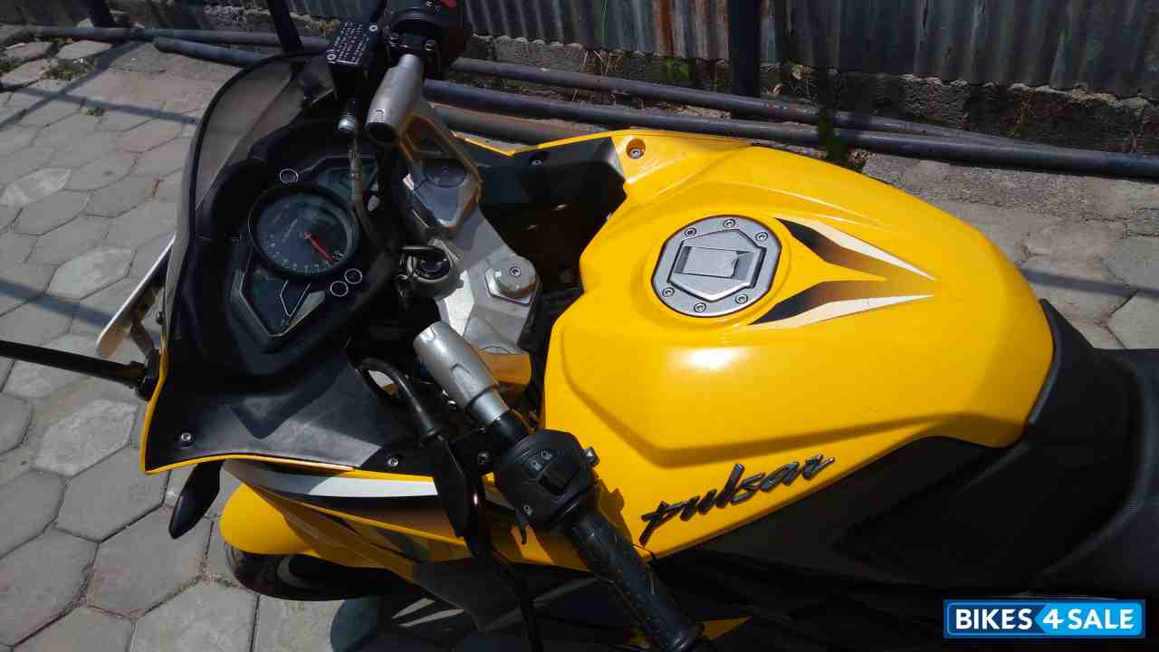 Yellow Bajaj Pulsar RS 200 ABS Yellow Bajaj Pulsar RS 200 ABS