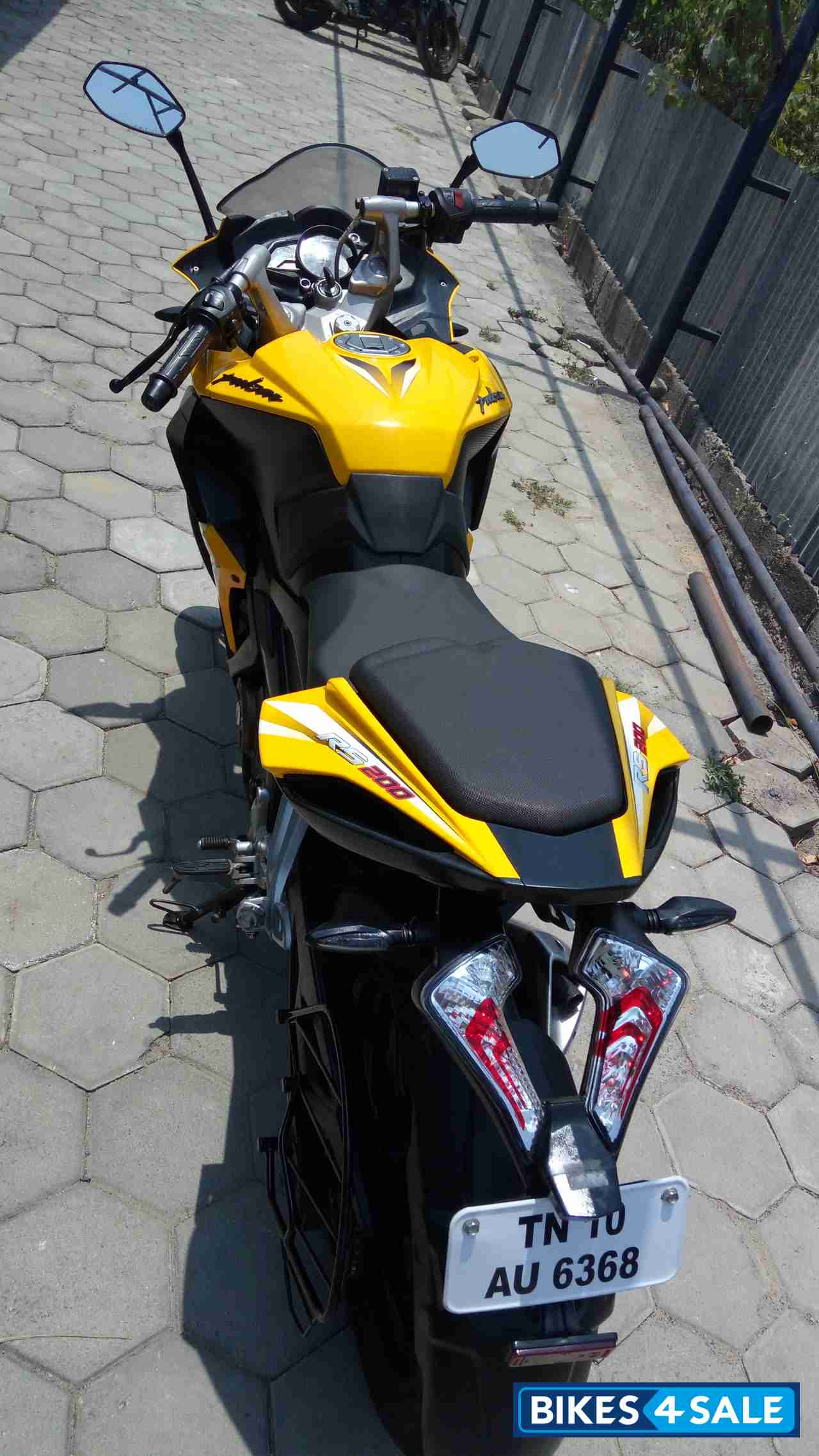 Yellow Bajaj Pulsar RS 200 ABS Yellow Bajaj Pulsar RS 200 ABS