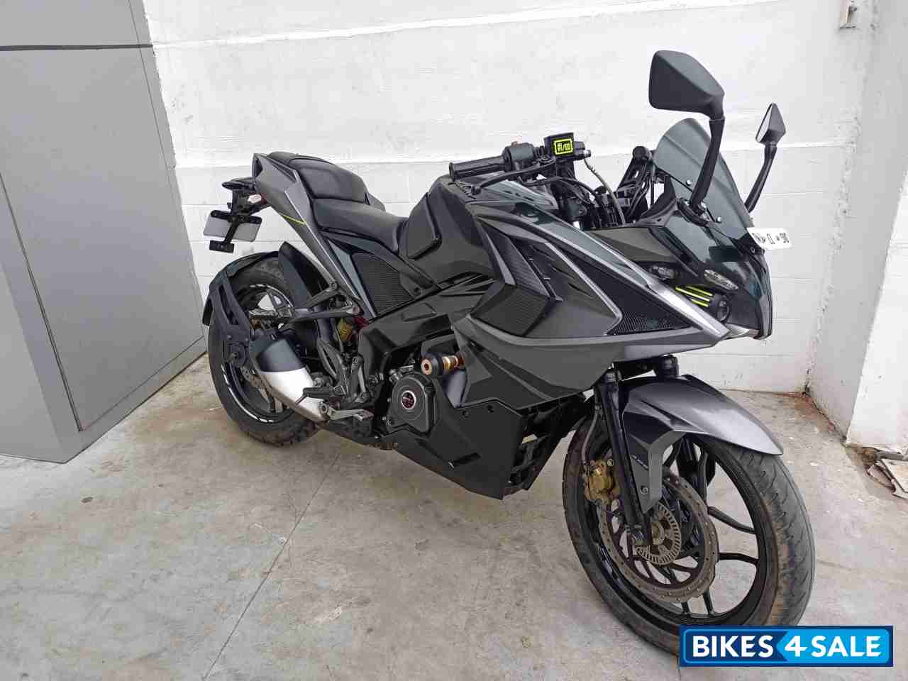 Bajaj Pulsar RS 200 ABS