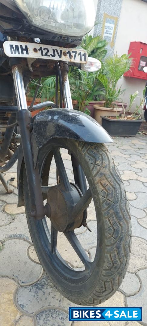 Black Bajaj Discover 100 DTS-Si