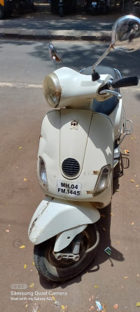 White Vespa LX 125