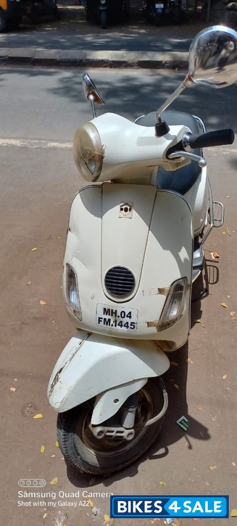 White Vespa LX 125