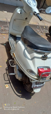 White Vespa LX 125