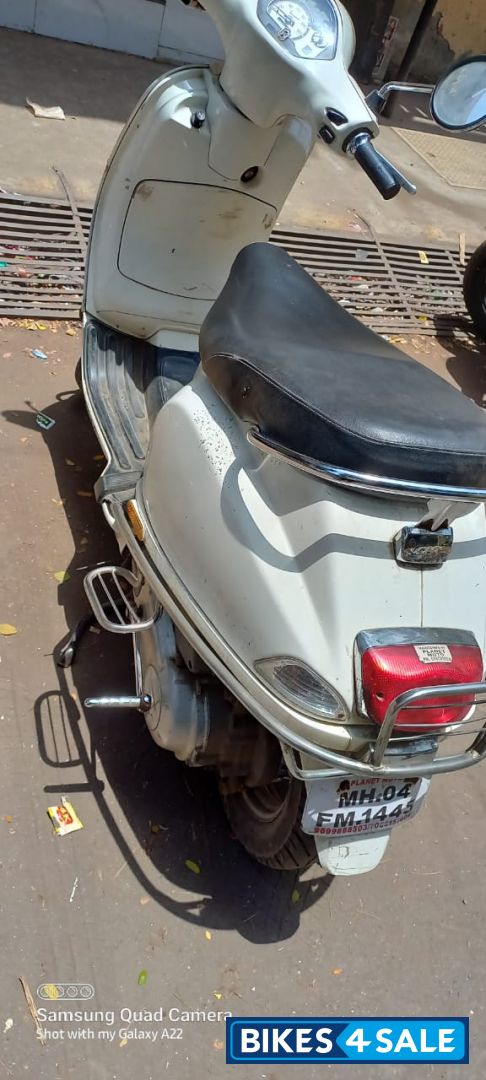 White Vespa LX 125