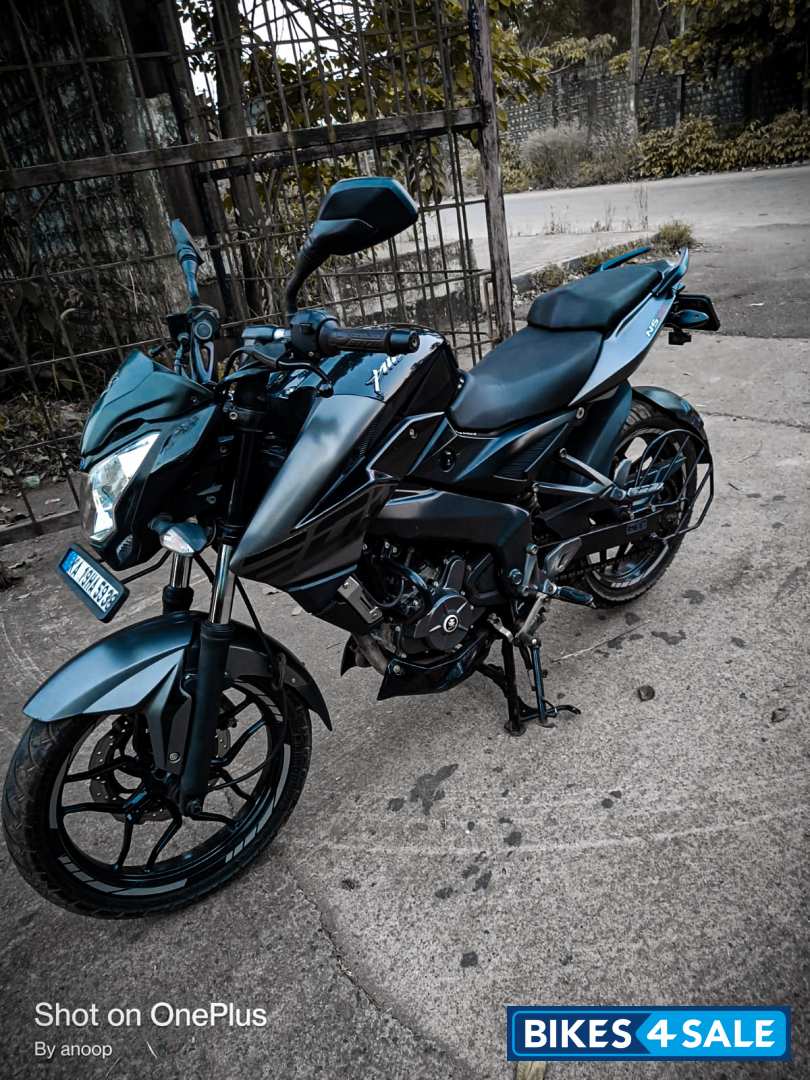 Black Bajaj Pulsar 200 NS