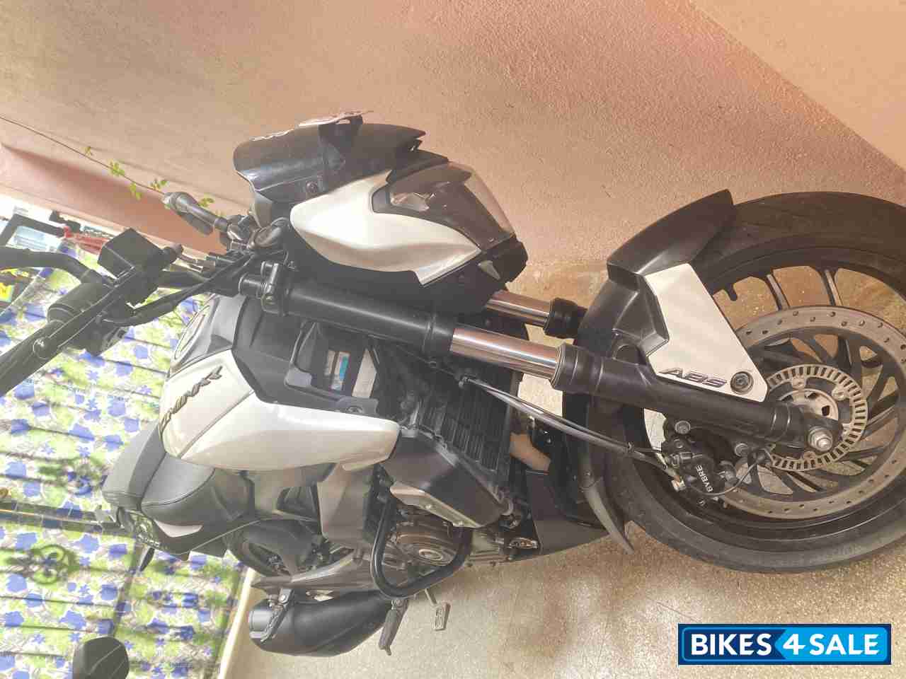 White Bajaj Dominar 400 Disc