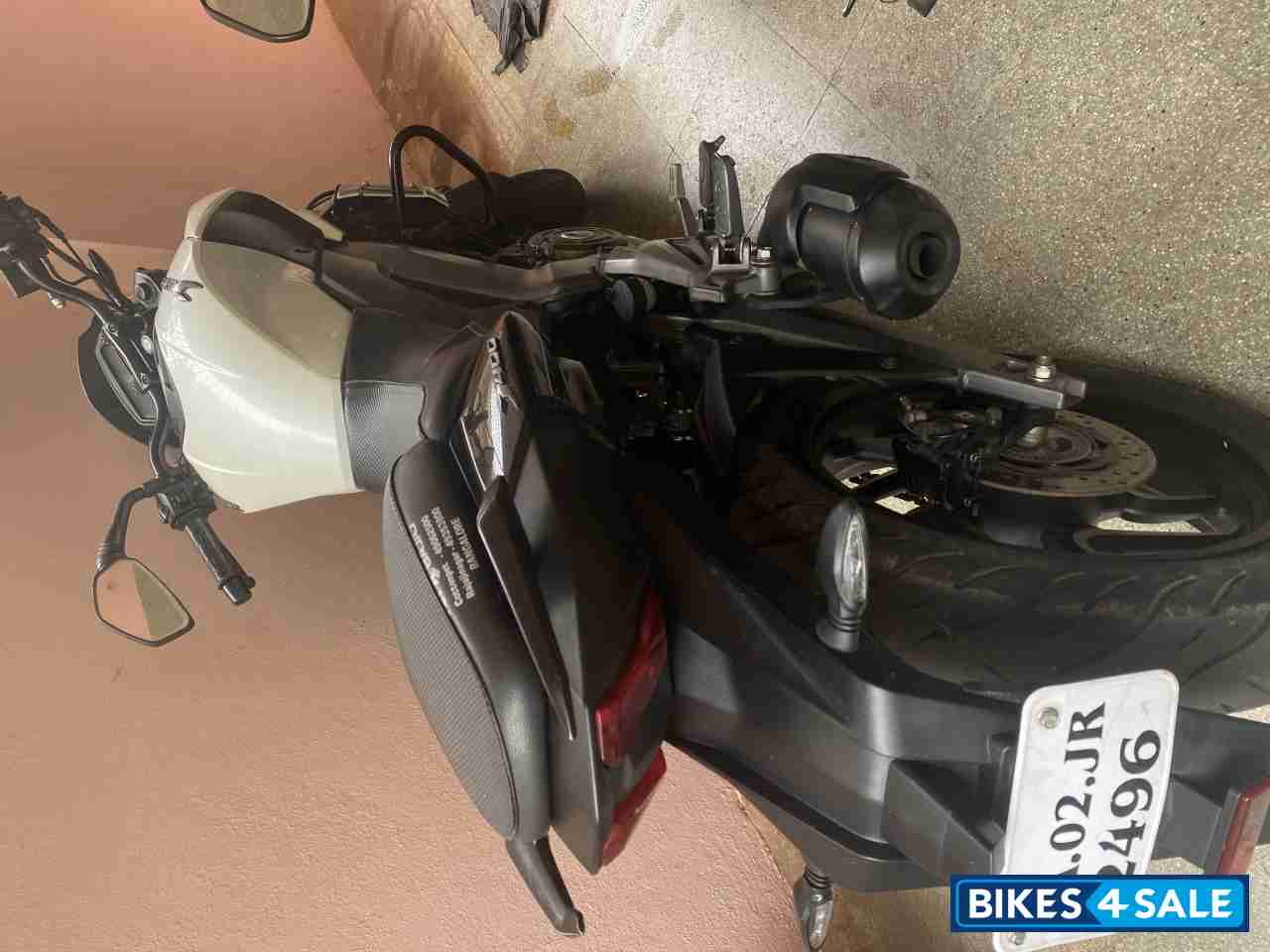 White Bajaj Dominar 400 Disc