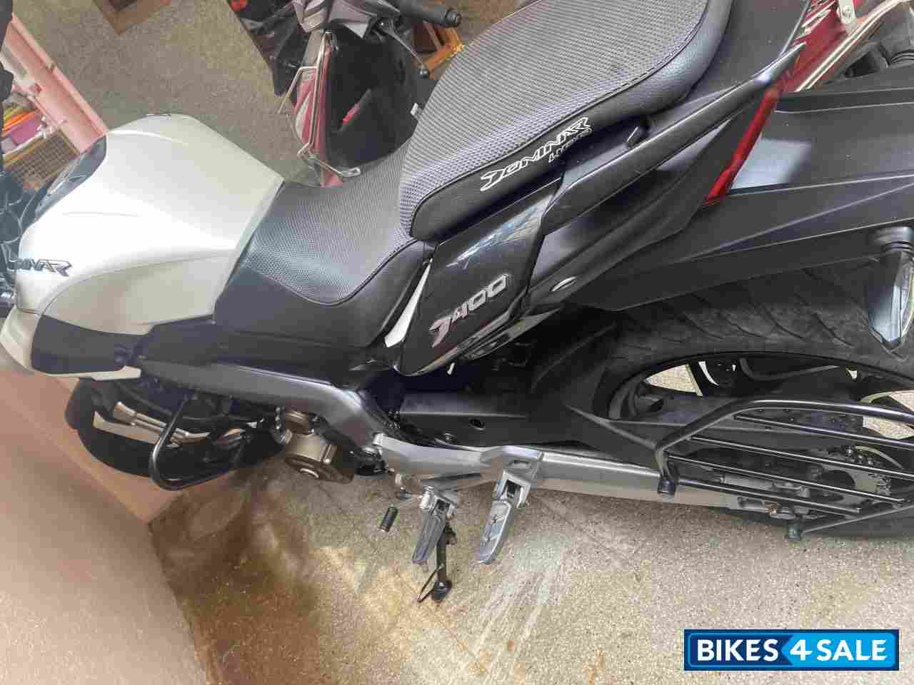 White Bajaj Dominar 400 Disc