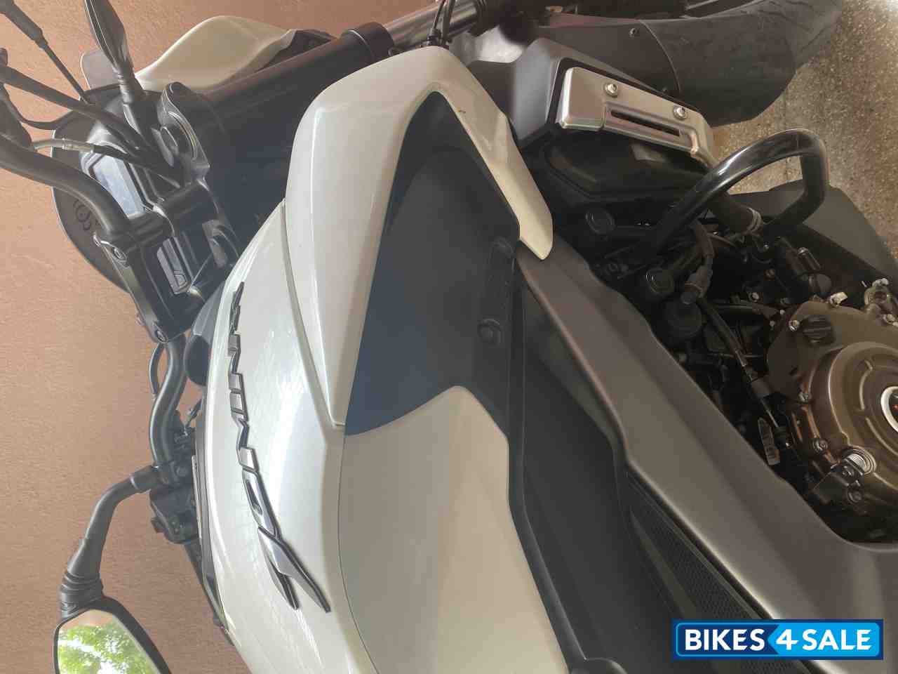 White Bajaj Dominar 400 Disc
