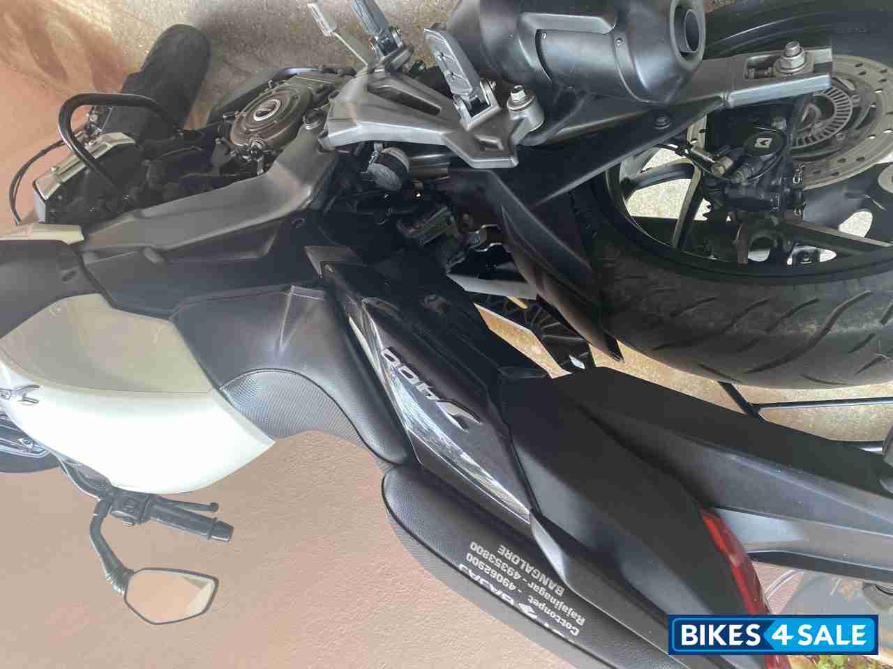 White Bajaj Dominar 400 Disc