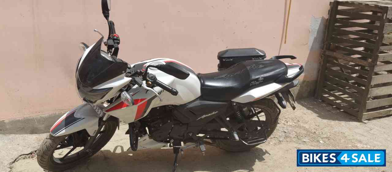 White TVS Apache RTR 160 BS VI